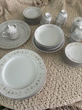 Carlton Andover #482, Delicate Floral Fine China Set w/Platinum Rim,service of 8